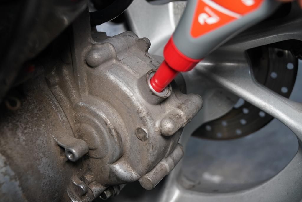 Waktu Idealnya Ganti Oli Gardan Motor Matic