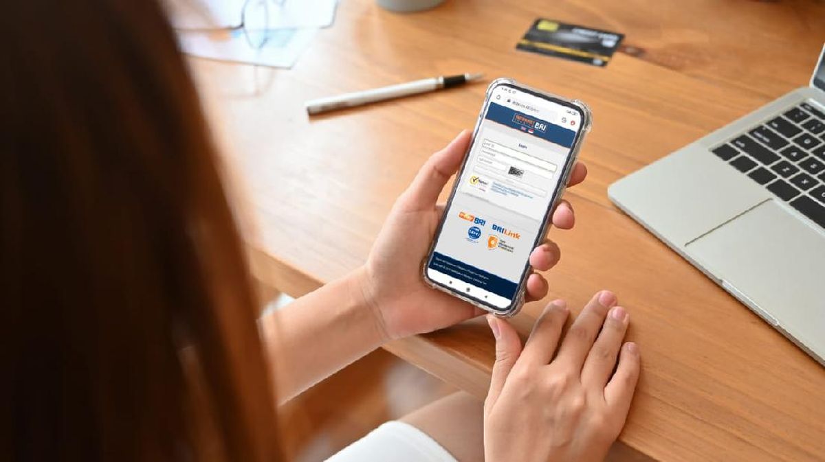 Cara Aman Transaksi M-Banking Menggunakan WiFi Publik di Cafe