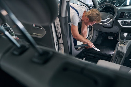 Cara Cepat Bersihkan Karpet Mobil Jenis Karet