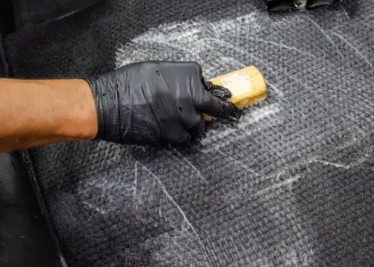 Cara Cepat Bersihkan Karpet Mobil Jenis Karet