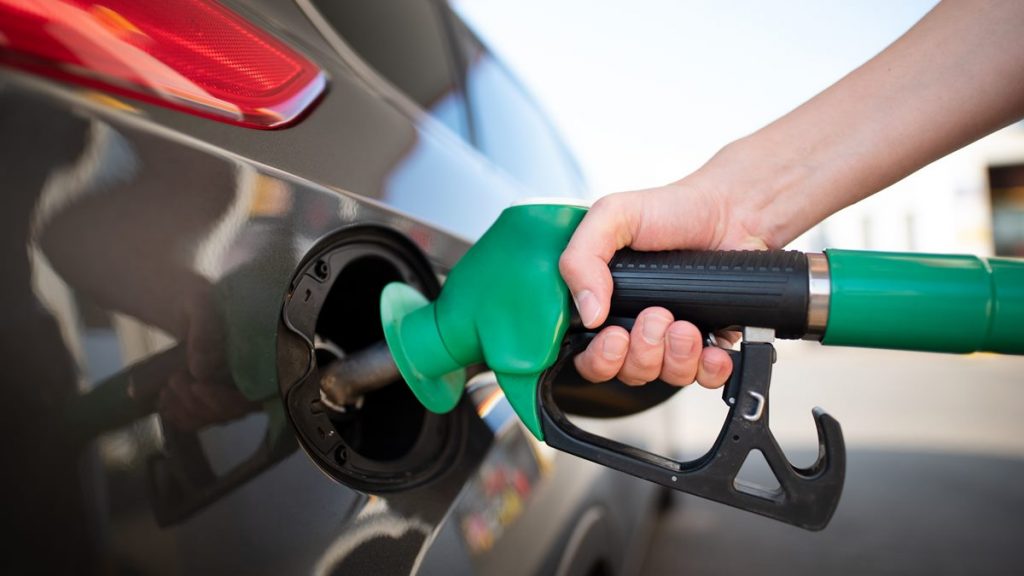 Tips Mengemudi Mobil Manual Hemat Bensin