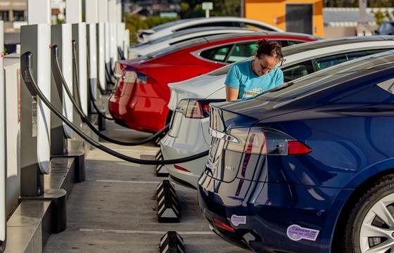 Tips Merawat Baterai Mobil Listrik